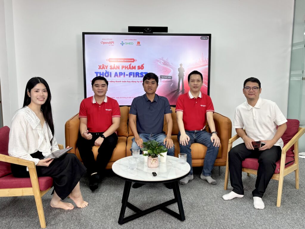 xây sản phẩm số thời API-first